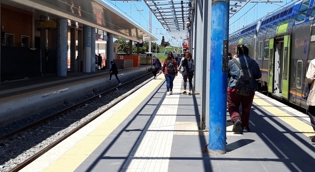 Centinaia di pendolari attraversano i binari a Ladispoli e Cerveteri, stazioni ad alto rischio
