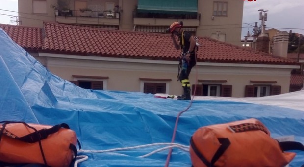 Attimi di paura, crolla il tetto di una casetta: vigili del fuoco in azione