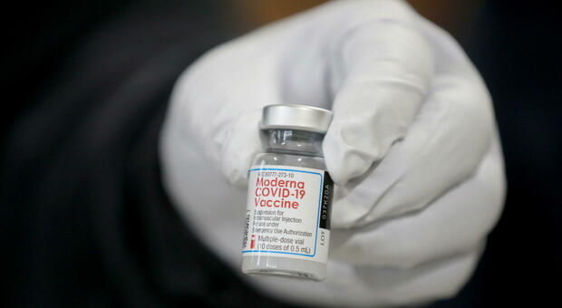 Covid, anche l'Aifa approva il vaccino Moderna: ora partirà la distribuzione