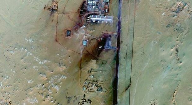 Scopre una base militare segreta nel deserto del Sahara con Google Maps: ecco di cosa potrebbe trattarsi
