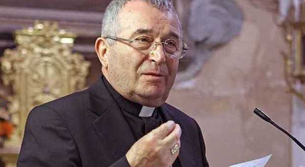 Fabriano, la dedica del vescovo Vecerrica L'ultimo saluto al sedicenne suicida