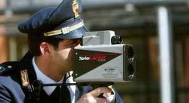 Polizia stradale con il telelaser