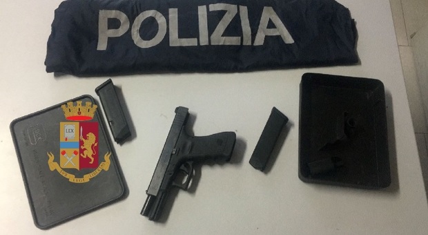 Napoli, donna deteneva un'arma da guerra in casa: fermata alla polizia