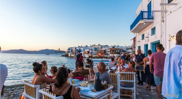 Contagi record a Mykonos, l'allarme: «Almeno 5mila napoletani sull'isola»