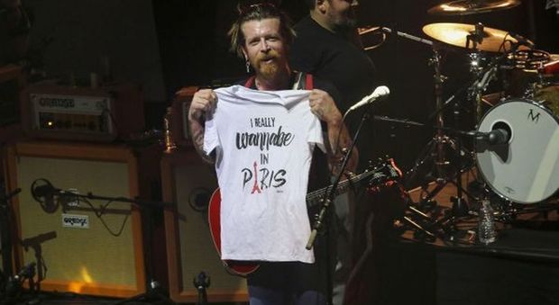 Gli Eagles of Death Metal tornano a suonare a Parigi: "Dovevamo finire quel concerto"