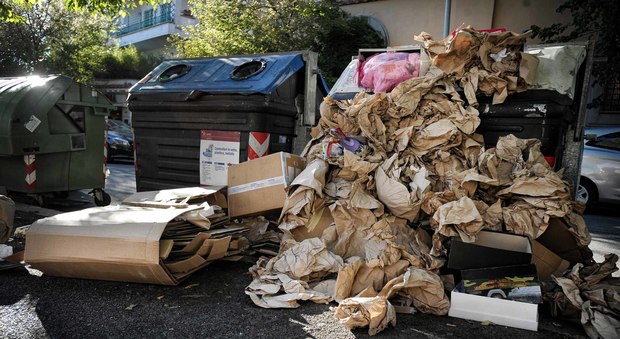 Grillo: “Grazie ai netturbini, hanno pulito Roma”. Ma la città resta sommersa dai rifiuti