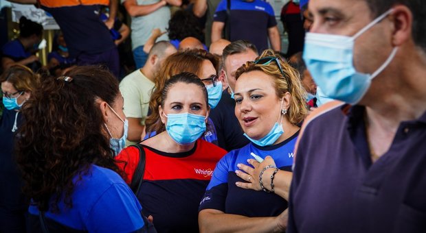 «Whirlpool Napoli in vendita a un euro su Ebay», la protesta degli operai sul web