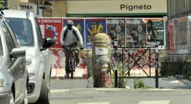 Roma, choc al Pigneto: aggredita in strada da un passante a colpi di catena. «Nessuno mi aiutava, mi sono buttata in mezzo alla strada»