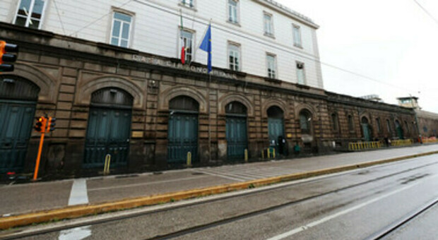 Napoli, detenuto da fuoco alla sua cella a Poggioreale: «Evacuato l'intero piano»