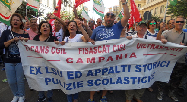 Napoli - Pulizia e decoro delle scuole. sciopero dei lavoratori ex Lsu