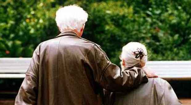 Lascia la moglie a 90 anni per fuggire con l'amante più giovane: lei pensa sia uno scherzo