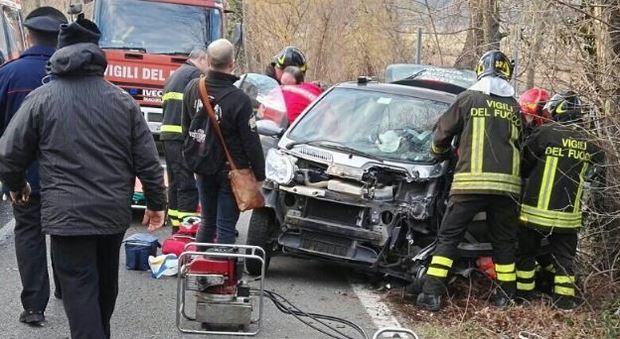 Roma, scontro tra due auto: due feriti gravi