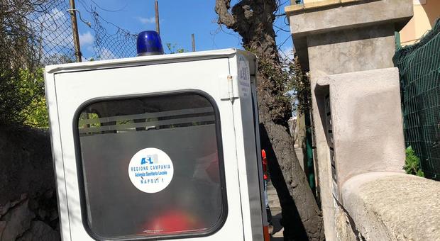 Capri, albero piegato dal vento blocca la mini-ambulanza del 118