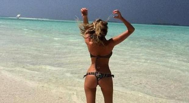 ​Alessia Marcuzzi, vacanze prima dell'Isola: lato B perfetto nella foto su Instagram