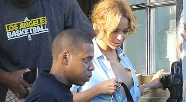 Beyoncé senza reggiseno per le vie di Hollywood insieme al marito Jay Z