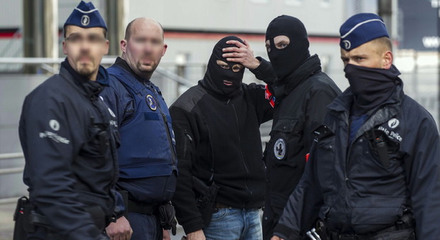 Bruxelles, vasta operazione di polizia a Schaerbeek