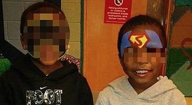 Usa, i genitori lasciano la pistola sul frigo: bimbo di cinque anni spara e uccide il fratellino di tre