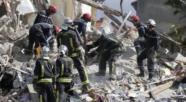 Parigi, esplosione per fuga di gas: due morti e in dodici sotto le macerie