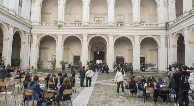 Roma, liceo Visconti occupato a metà: i prof "resistono" in aula
