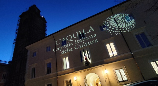 Piazza palazzo addobbata con il logo di Capitale italiana della Cultura 2026