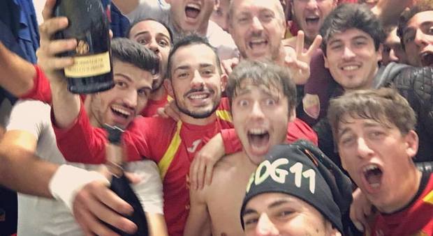 Selfie dei giocatori della Maglianese la scorsa stagione