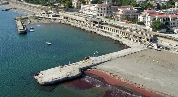 Arco Felice, revocato il divieto di balneazione del litorale