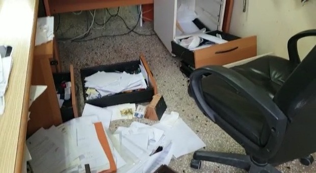 Napoli: raid negli uffici della municipalità Chiaiano, rubate carte d'identità in bianco