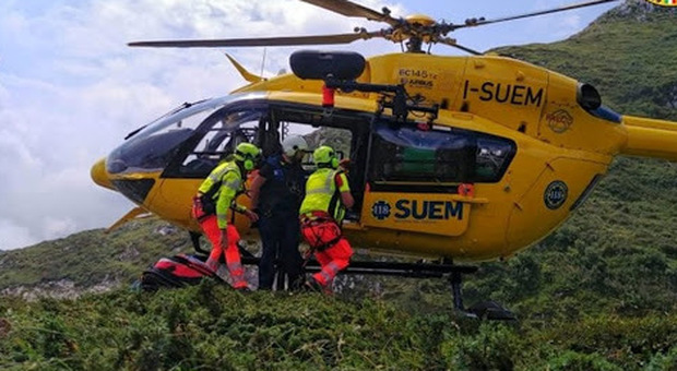 Parapendista soccorso dall'elicottero del Suem e dai tecnici del Soccorso alpino
