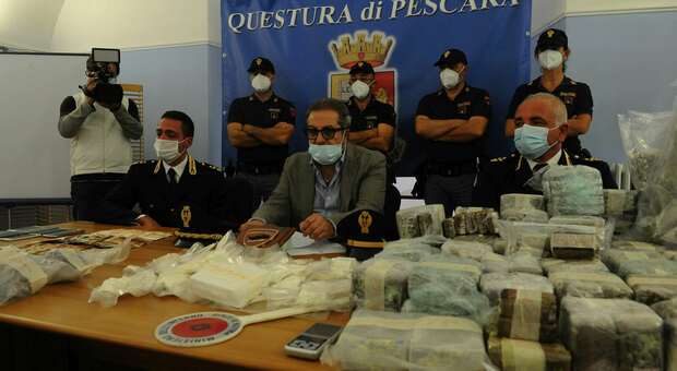 Pescara, trovato il garage dei narcos: sequestrati 51 chili di droga. Due fratelli in carcere