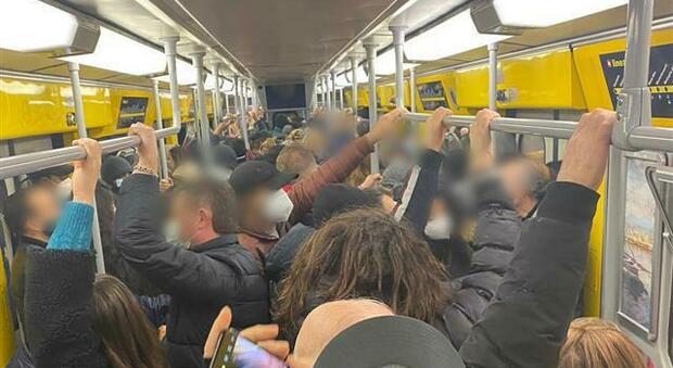Covid a Napoli, in tanti ammassati nei vagoni metro: «Chiediamo più corse»