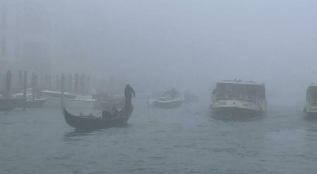 Quegli incroci pericolosi a Venezia tra gondole e vaporetti sui canali con la nebbia