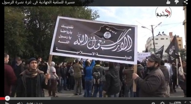Un frame del video che mostra gli striscioni e le bandiere inneggianti allo Stato Islamico
