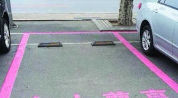 Donne in Cina: vagoni della metro esclusivi e parcheggi rosa con spazio più vasto