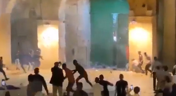 Gerusalemme, scontri nella Spianata delle moschee: il bilancio sale a oltre 220 feriti