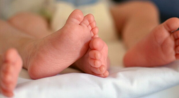 Gemelli record, «sono i neonati più vecchi del mondo»: nati il 31 ottobre, ma concepiti 30 anni fa