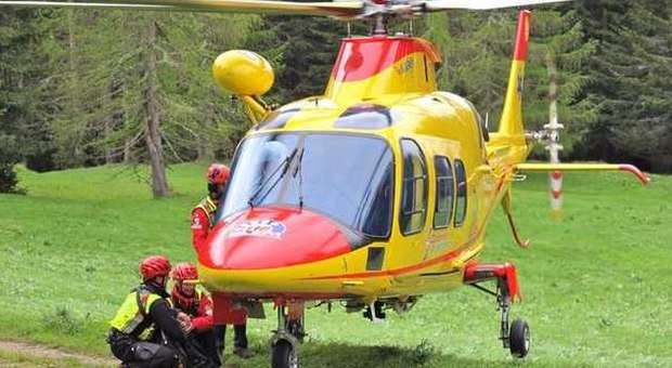 Cercatore di funghi scivola nel bosco recuperato con l'elicottero: è grave