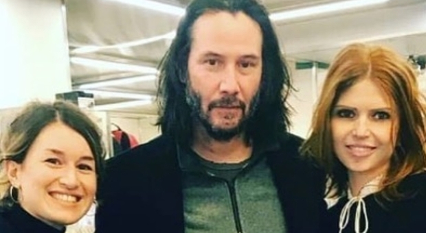 Keanu Reeves, shopping a Roma e selfie con le commesse