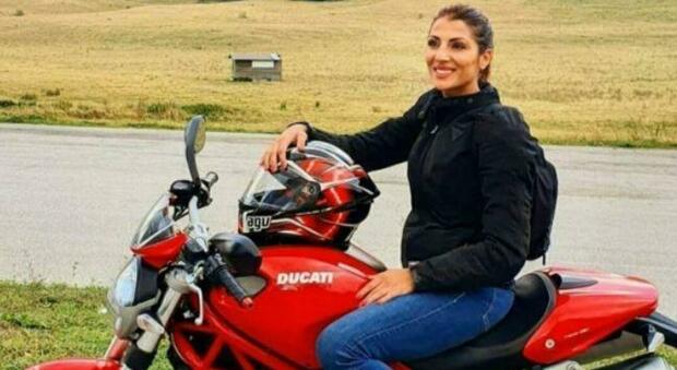 Moto contro auto, Antonella muore a 32 anni. Forse è stata sbalzata da una buca