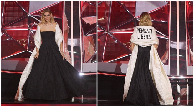 Capelli corti e il messaggio "Pensati libera" sul vestito: Chiara Ferragni stupisce con il primo look a Sanremo