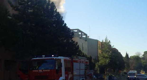 Senigallia, casa in fiamme in via Giordano: feriti e gente sul tetto