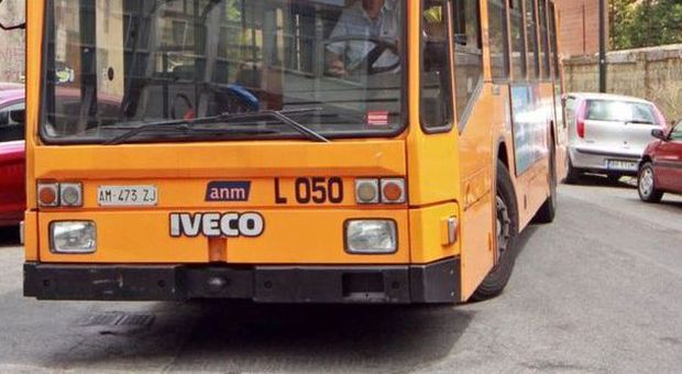 Napoli, autista del bus salta la fermata: un passeggero lo aggredisce a morsi
