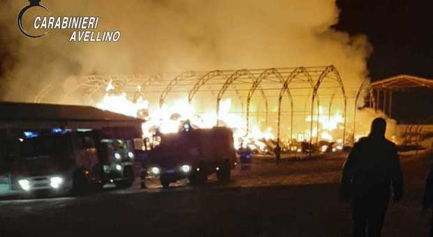 Ariano Irpino, mega incendio in un capannone agricolo a Campo Reale
