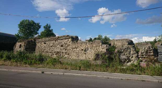Vigliena, il Forte nel degrado: il monumento di San Giovanni avvolto dalle erbacce