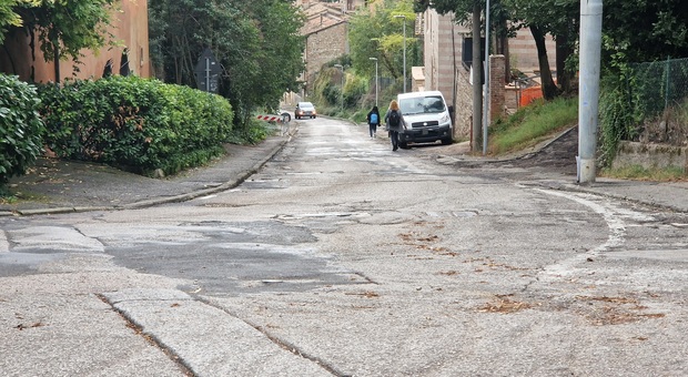 La Piaggia Colombata, uno dei tratti dove il piano strade del Comune scatterà a breve: nuovo asfalto e tombini in quota.