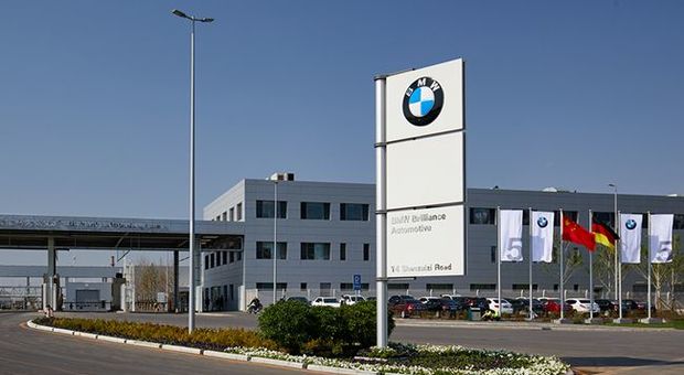 BMW crolla in Borsa dopo profit warning
