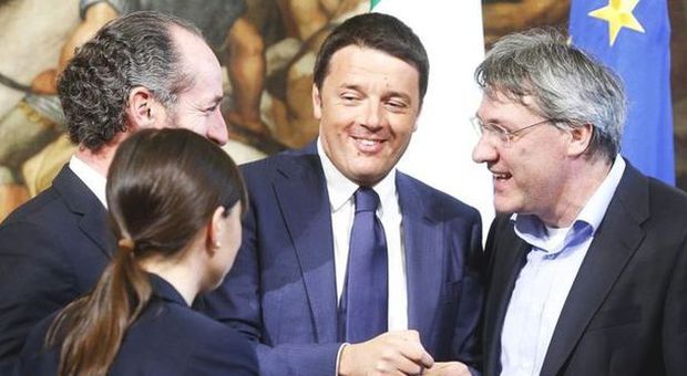 Renzi, Landini e Serracchiani (di spalle) durante la firma dell'intesa