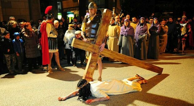 Via Crucis a Loreto, per la prima volta una donna porterà la croce al posto del vescovo: la dedica alle vittime di femminicidio