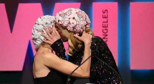 Nicole Kidman e Naomi Watts, bacio appassionato ai Women film Awards