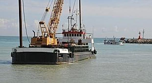 Il pontone per il dragaggio del porto