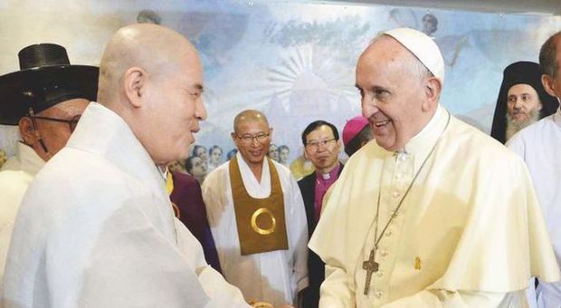Messa a Seul, poi il Papa torna a Roma. «Unità per le Coree, impegno per i disagiati»